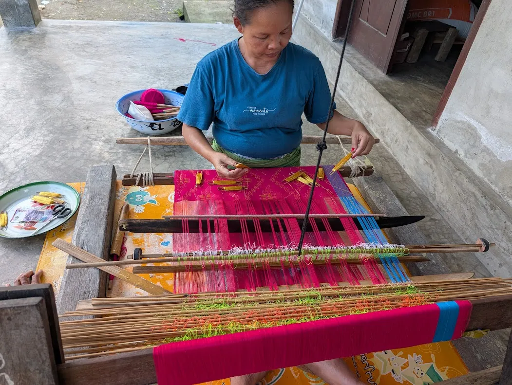 Here you can see the intarsia in progress (all the yellow silk shuttles correspond to columns within the weave that show the yellow woof threads, and then there’s a row of plain weave between each intarsia row.
