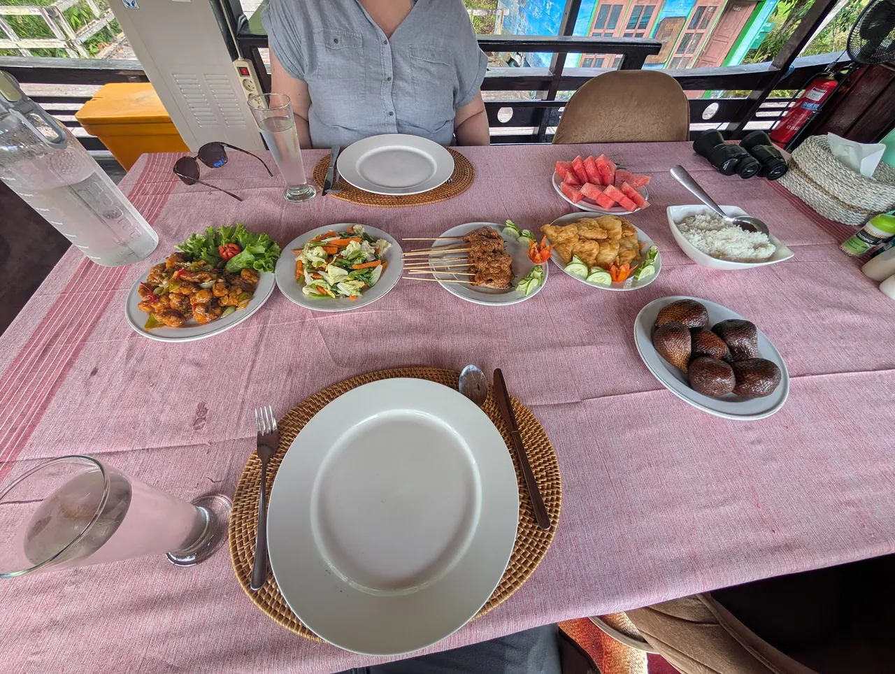 Gonna do a single meal photo, everything was pretty amazing. The fruits on the right are Snake Skin fruits, which grow on palm trees. There’s a couple of varieties (like apples or pears), some I liked more than others, but at their best they taste like the white flesh part of a strawberry. They must not travel well, because I’ve never seen them in the US and would totally buy them if there were some here.