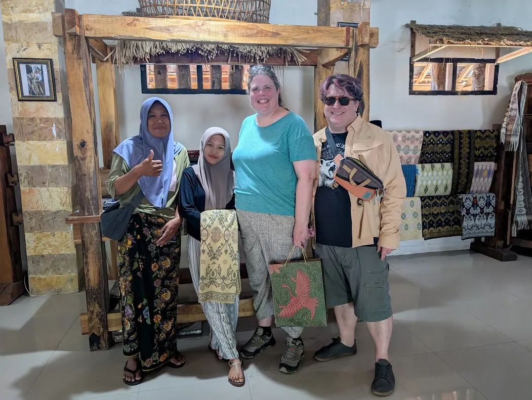The shop was a family affair, run by a guy (holding my phone here), his daughters, and daughters in law. Like everywhere in Indonesia, we were offered a welcome drink when we entered the shop (it’s always some kind of juice). The hospitality from everyone is pretty amazing.