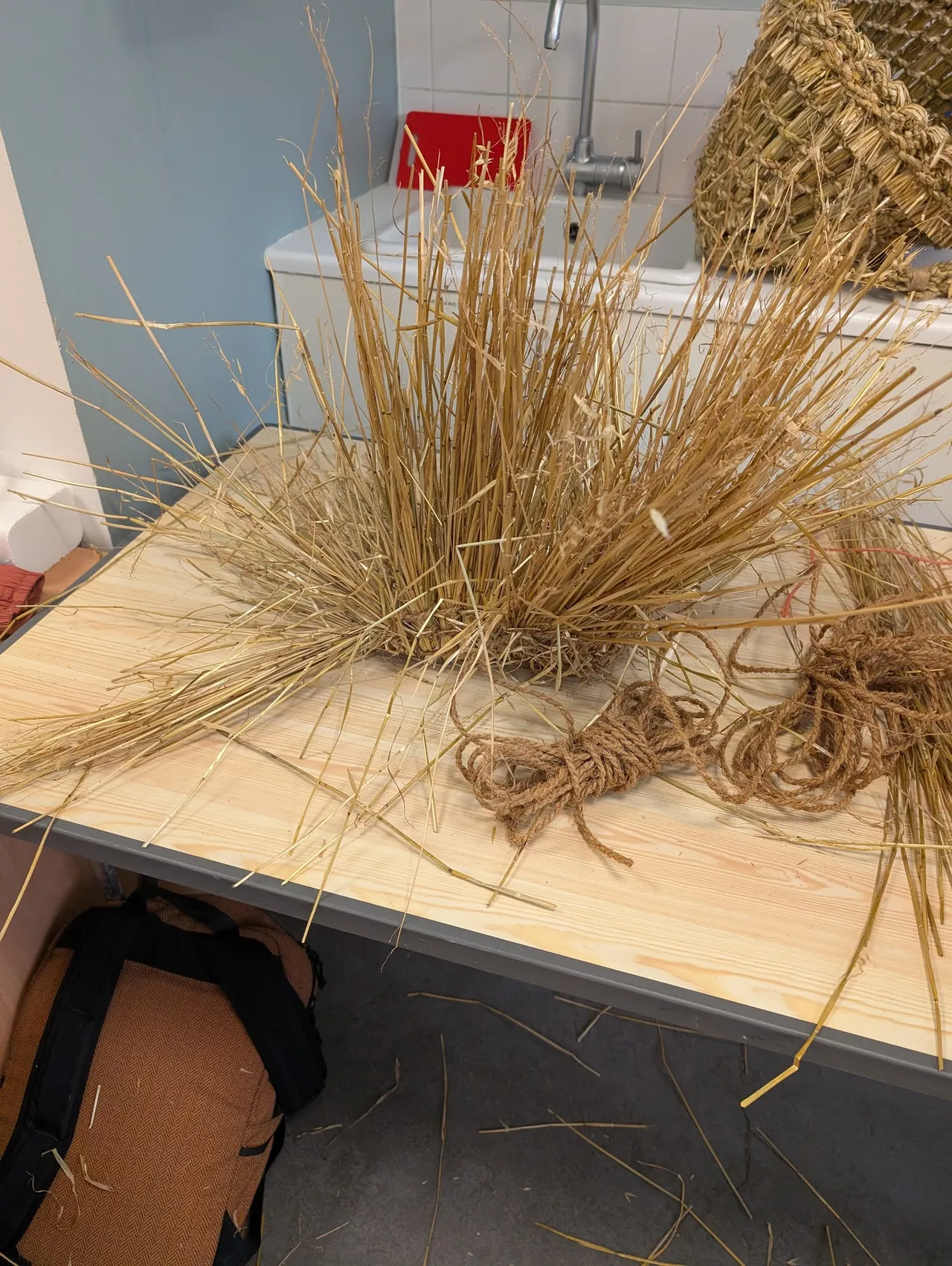 After shaping the basket by adding in the sides, it is temporarily very difficult to work with. The coir catches on everything, the hay just goes william nilliam everywhere. but it is also quite satisfying to see the thing taking shape under my hands.