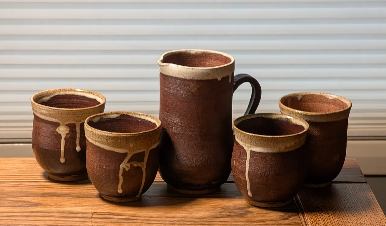 This is something like a drink set. Four cups and a pitcher. Of course, the pitcher isn’t big enough to fill the four cups fully, but that’s okay. The pitcher handle and the spout were done by Chrissy. You can tell, because it is a nice handle.