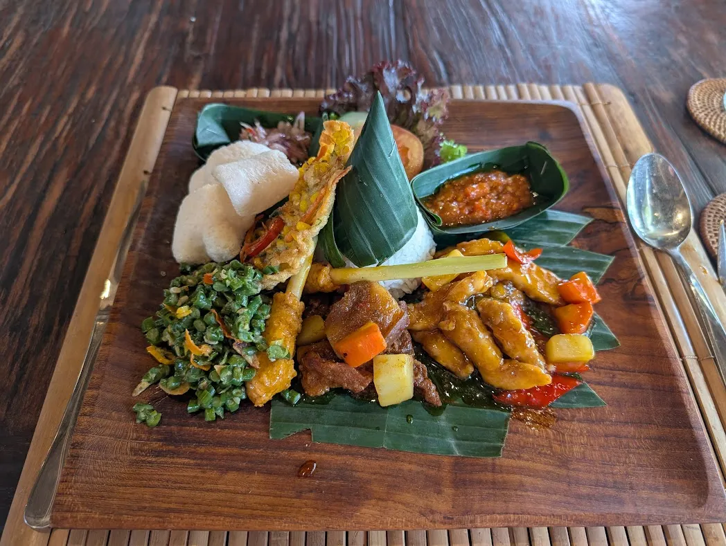 Normally for traveling, I make a collage of all the stuff we ate. But this Balinese style of putting a lot of stuff on a big plate means it is self-collaging. Nice!